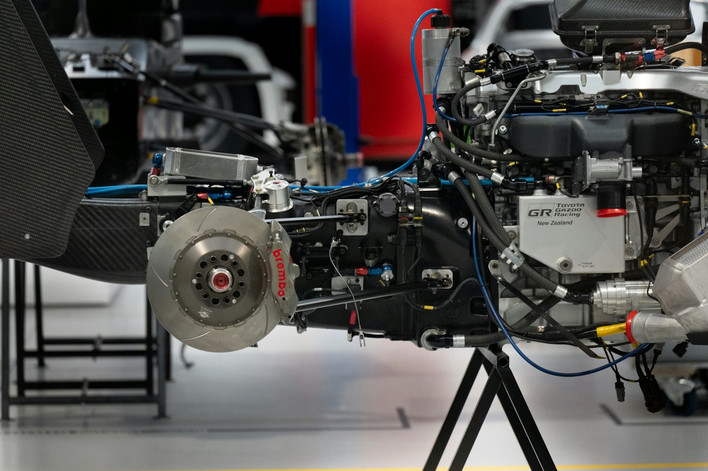 Motor- en remonderdelen van een raceauto in een werkplaats.